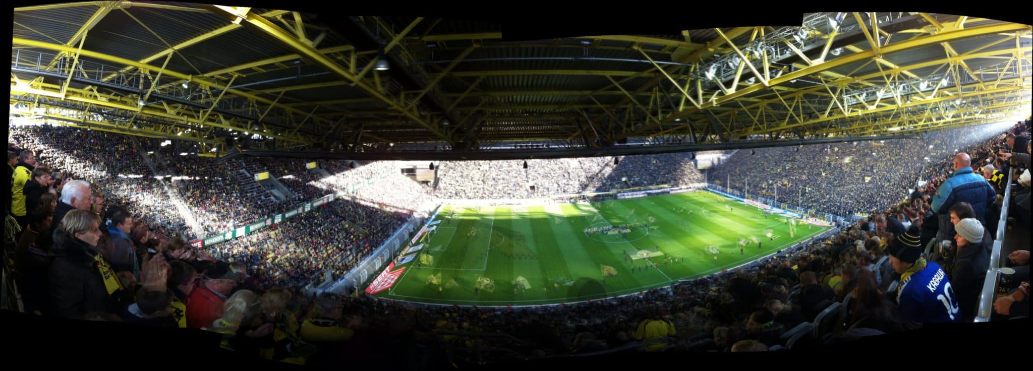 Der Saisongewinner erhält zwei VIP-Tickets für ein Spiel von Borussia Dortmund im Signal Iduna Park